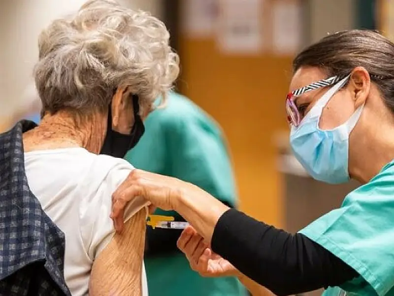 Cidades da Baixada começam a vacinar idosos acima de 80 anos com quarta dose contra a Covid
