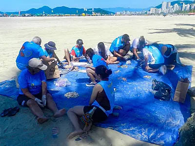 Mutirões realizam limpeza nas praias de Santos