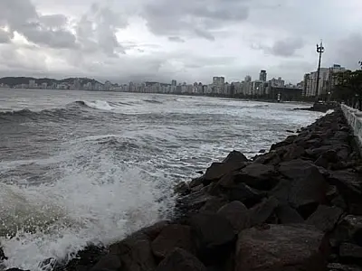 Santos tem previsão de mar agitado até quarta-feira (11)