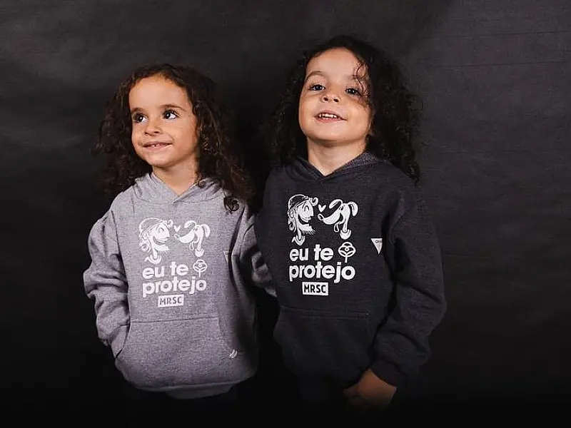 ONG distribui agasalhos para crianças e roupas para pets em São Paulo