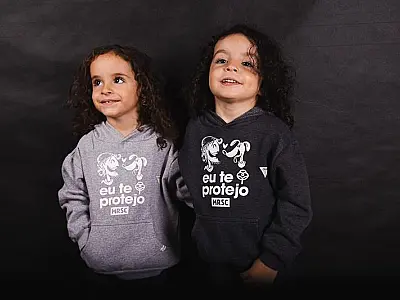 ONG distribui agasalhos para crianças e roupas para pets em São Paulo