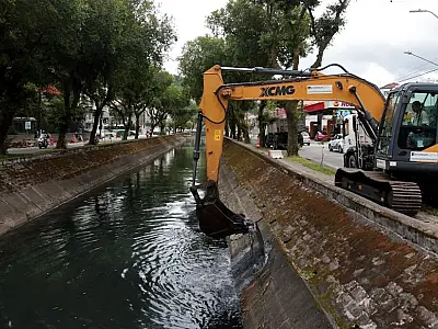 Trecho do canal 1, em Santos, recebe serviço de desassoreamento