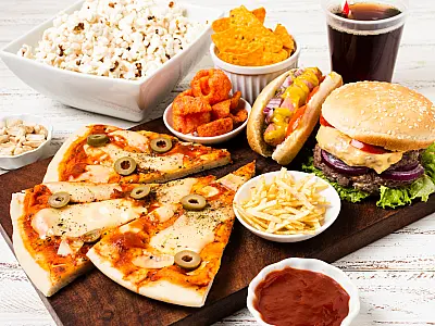 Alimentos ultraprocessados aumentam riscos de casos e mortes por câncer
