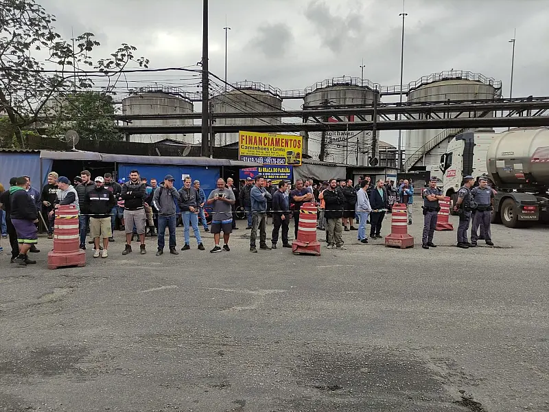 Caminhoneiros paralisam e protestam na Alemoa, nesta quarta-feira, 30