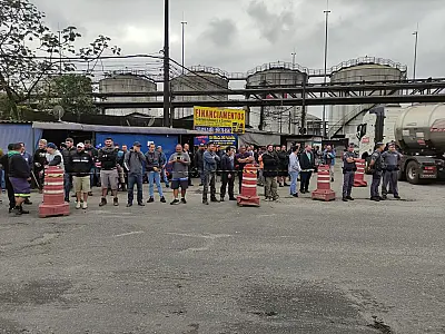 Caminhoneiros paralisam e protestam na Alemoa, nesta quarta-feira, 30