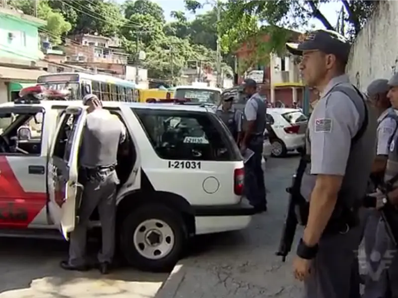 Bandidos recebem policiais com tiros no Beco das Almas, em Guarujá