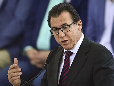 Ministro defende liberação de verba do FAT para alunos do ensino médio