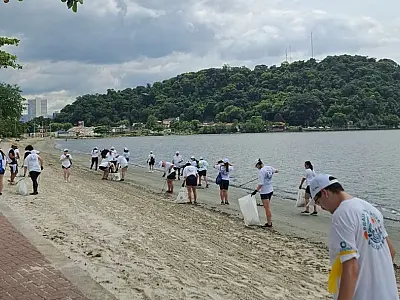 Mutirão remove mais de 480 kg de resíduos em praia da Rua Japão