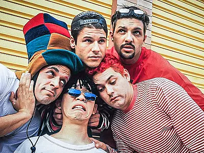 Recriação de show histórico em Guarulhos leva fãs dos Mamonas Assassinas às lágrimas