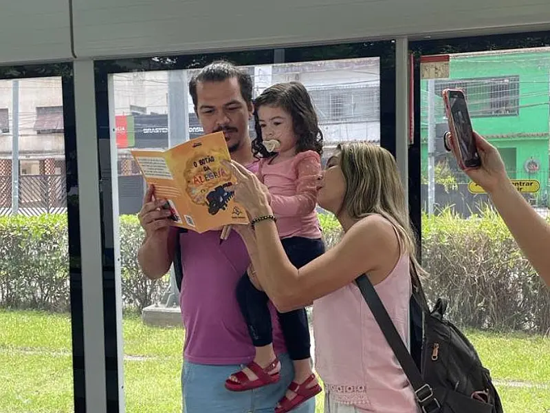 VLT em São Vicente é contemplado com estante de livros do projeto 'Giralivro'