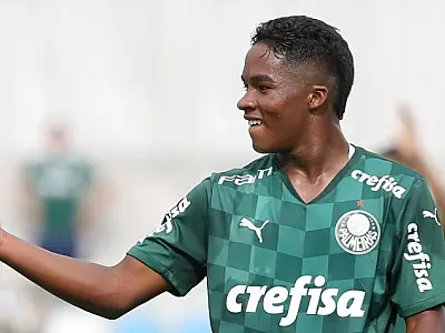Endrick recebe tratamento de astro no Palmeiras enquanto tenta manter pés no chão