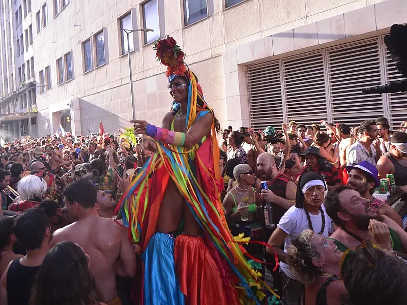 Jornal britânico contesta Carnaval em meio à guerra e brasileiros respondem