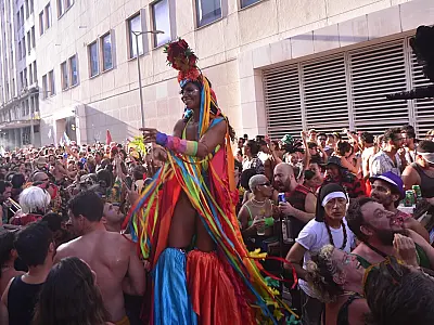 Jornal britânico contesta Carnaval em meio à guerra e brasileiros respondem