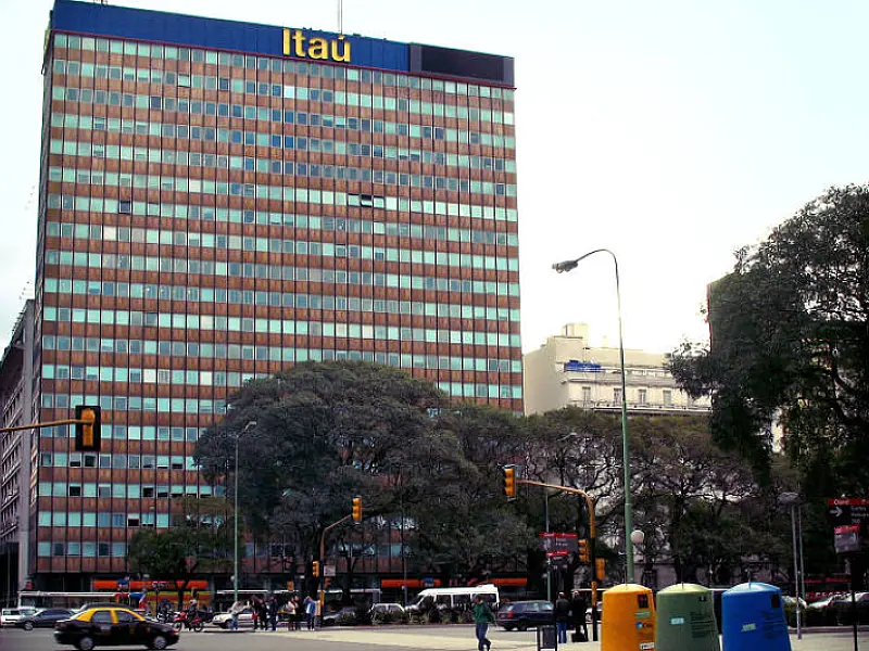 Itaú banca prejuízo e deixa Argentina após 40 anos em meio a crises em série