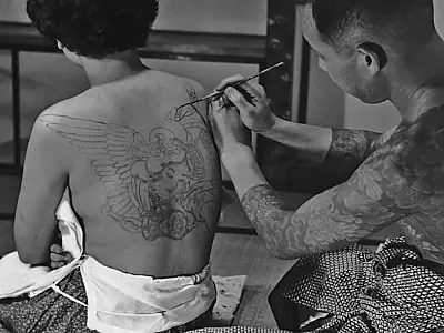 Entenda como a tatuagem foi de símbolo da marginalidade a moda com status de arte