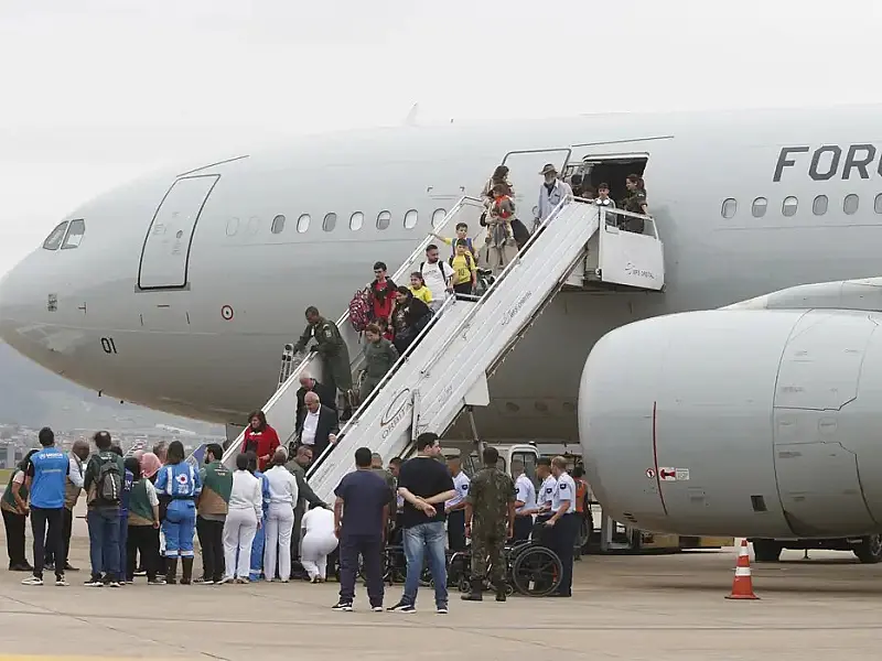 Décimo voo da FAB com 213 repatriados do Líbano chega a São Paulo
