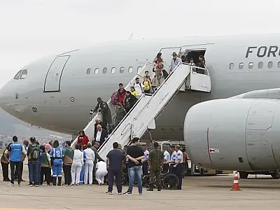 Décimo voo da FAB com 213 repatriados do Líbano chega a São Paulo