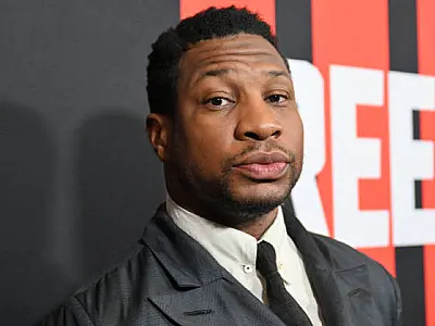 Jonathan Majors, condenado por agressão, diz que espera voltar para Hollywood