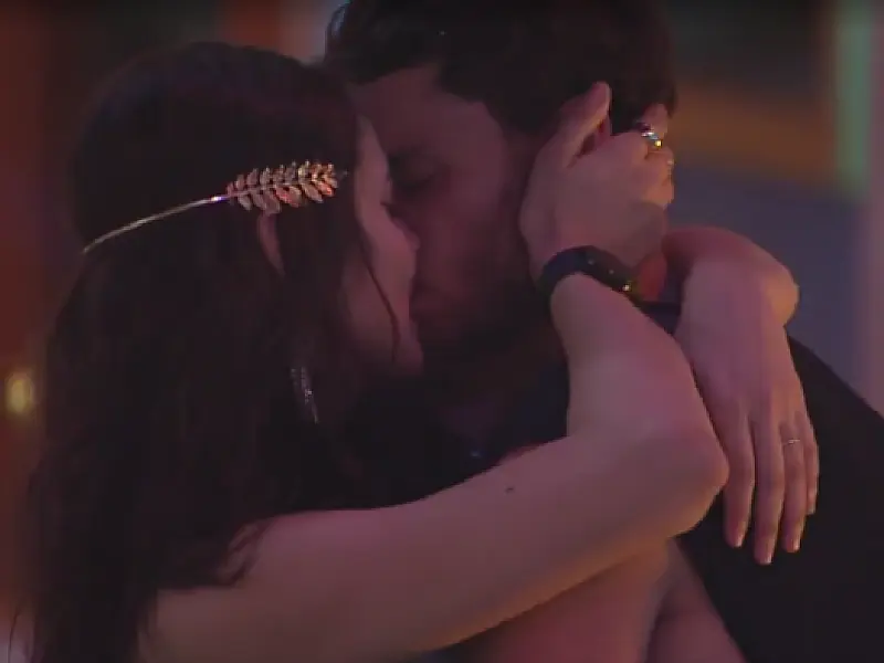 Eslovênia e Lucas trocam beijos e falam sobre conexão
