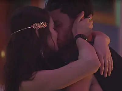 Eslovênia e Lucas trocam beijos e falam sobre conexão