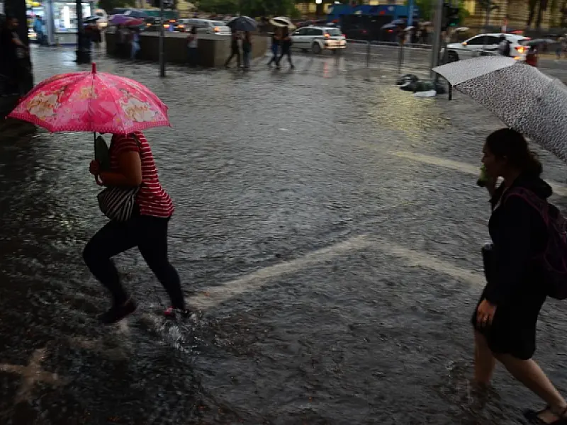 Em 24 horas, chove em Guarujá, no litoral de São Paulo, o previsto para fevereiro inteiro