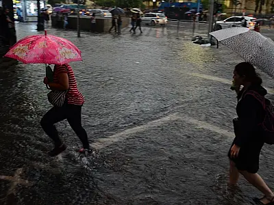 Em 24 horas, chove em Guarujá, no litoral de São Paulo, o previsto para fevereiro inteiro