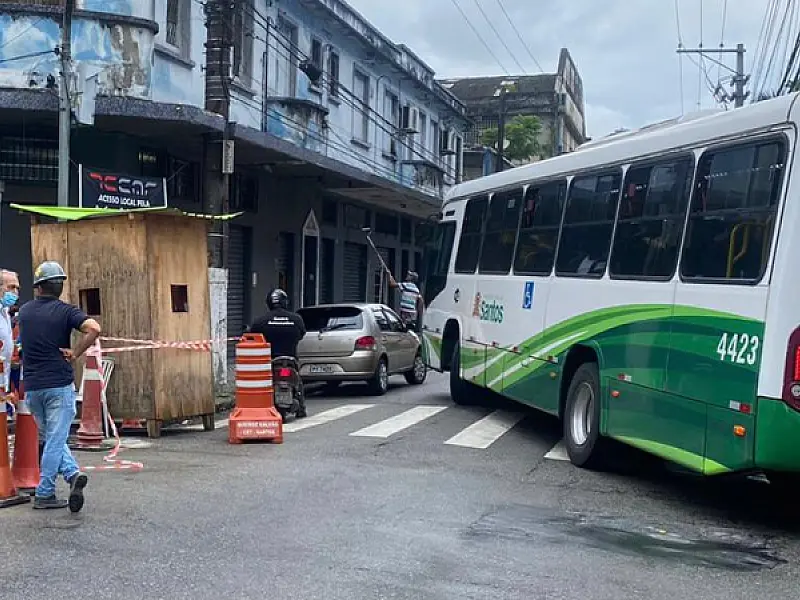 Veja o vídeo: ônibus entala em rua da Vila Mathias e motorista tem de mostrar habilidade