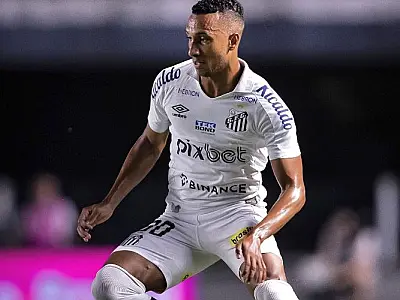 Sem avançar nas negociações, Santos vive dilema com o atacante Lucas Braga