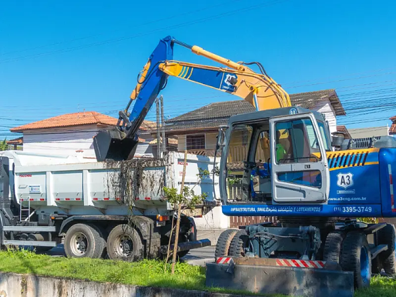 Bertioga reforça zeladoria com nova escavadeira para limpeza de canais e valas