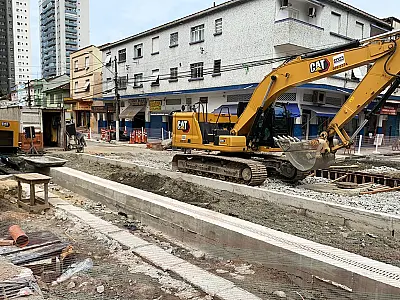 Novos postes instalados durante obras do VLT causam transtornos a moradores