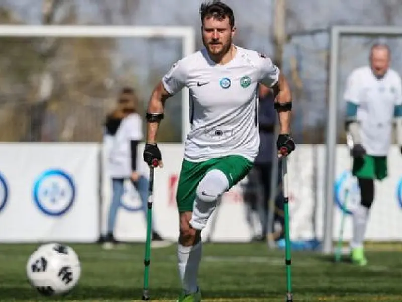Marcin Oleksy, atacante polonês amputado finalista ao Puskas, é operário e já recebeu apoio de Lewan