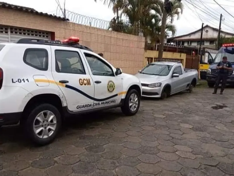 Saveiro de padre é recuperada sem rodas no Bairro Vera Cruz