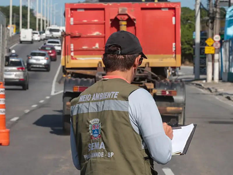 Praia Grande faz operação contra o descarte e transporte irregular de RCC na  Avenida Ayrton Senna