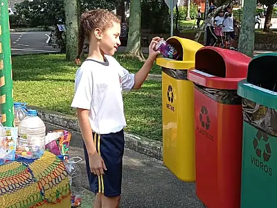 Alunos participam de vivência sobre educação no trânsito e reciclagem