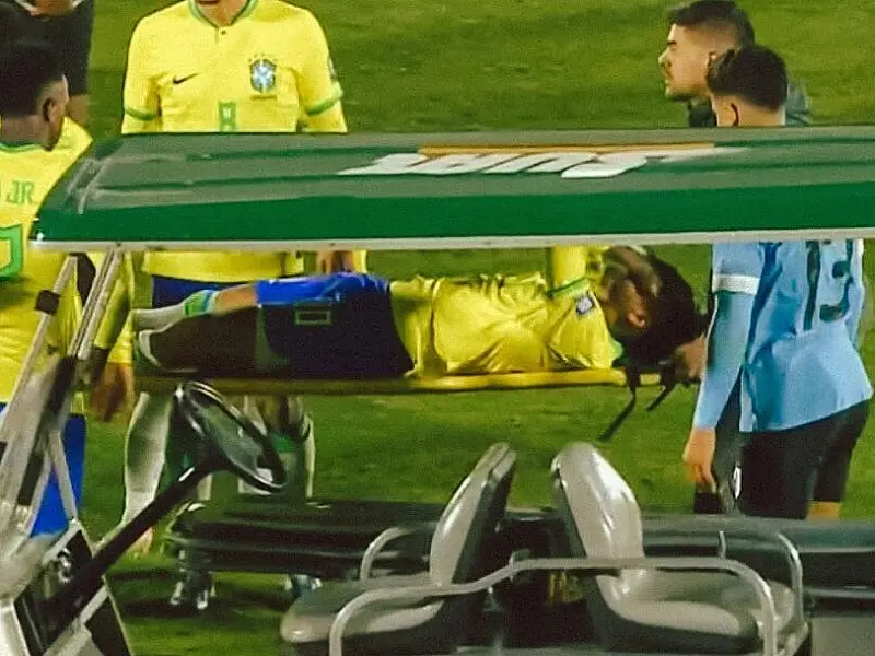 Neymar tem suspeita de lesão grave em derrota do Brasil para o Uruguai