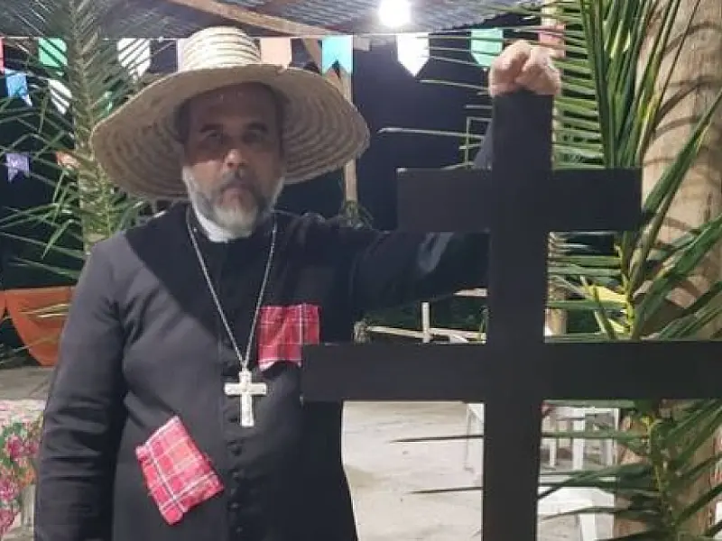 Apontado como 'padre de festa junina', Kelmon viraliza com foto a caráter