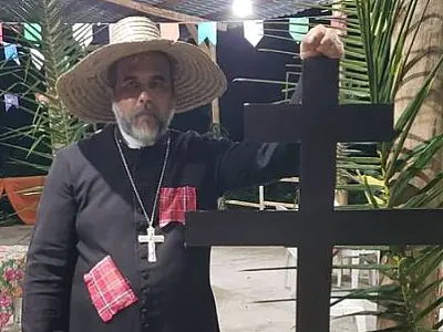 Apontado como 'padre de festa junina', Kelmon viraliza com foto a caráter