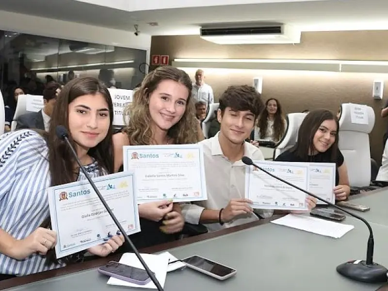 Alunos de cinco escolas municipais tomam posse na Câmara Jovem