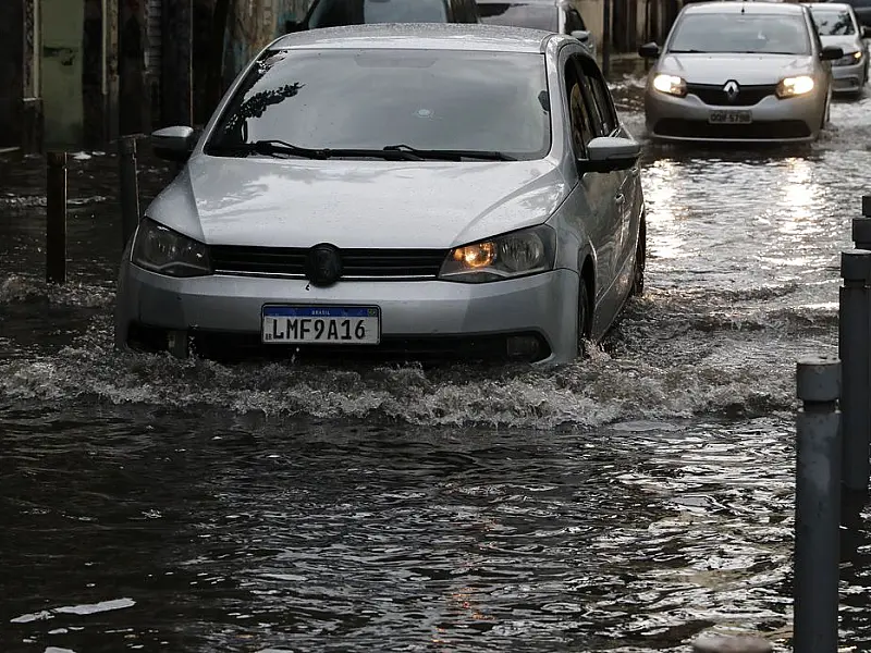 Chuvas deixam dois mortos e uma pessoa desaparecida no Rio