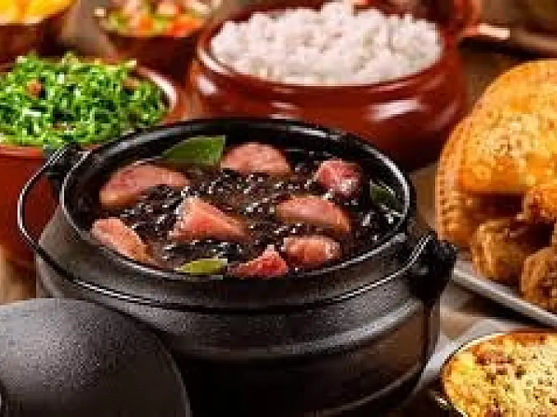 Comfort Hotel Santos promove tradicional feijoada em clima de Carnaval no sábado (14)