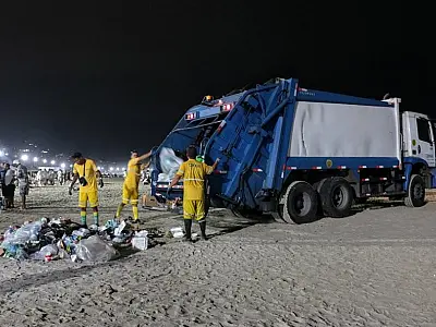 Megaoperação de limpeza no réveillon em Santos retira quase 50% a mais de resíduos das praias