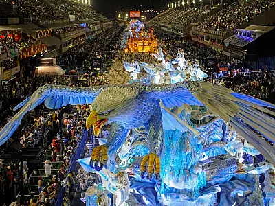 Venda de ingressos para desfile na Sapucaí segue presencial