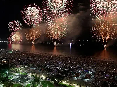 Litoral de SP volta a festejar Réveillon com público e shows grátis