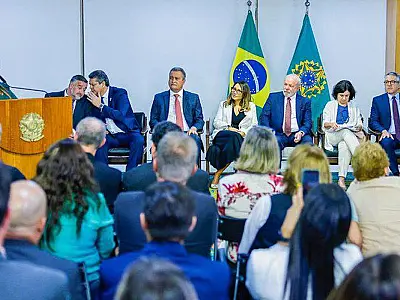 Lula assina projeto de lei que garante verba para piso da enfermagem