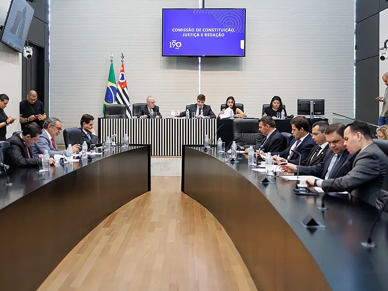 PL que obriga instalação de postos de carregamento para veículos elétricos em rodovias avança em SP