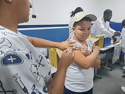 Mais 77 doses são aplicadas em vacinação em escola municipal de Santos