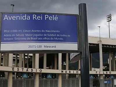 Prefeitura instala placas da Avenida Rei Pelé, em frente ao Maracanã