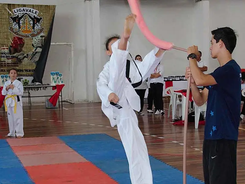 Festival de taekwondo do Super Escola agitou o CIE no último domingo