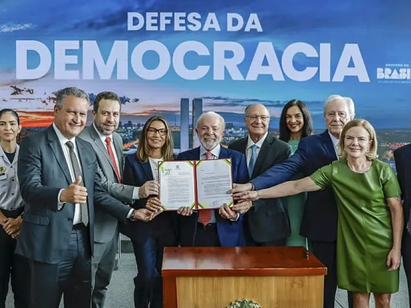 Em ato em defesa da democracia, Lula veta integralmente o chamado "PL da Dosimetria"