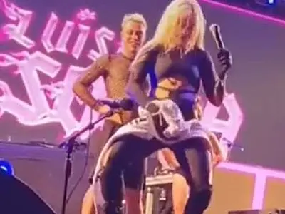 Luísa Sonza esfrega calça de fã nas partes íntimas